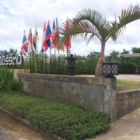 Phetcharat Grand Hotel Maesot Mae Sot Buitenkant foto